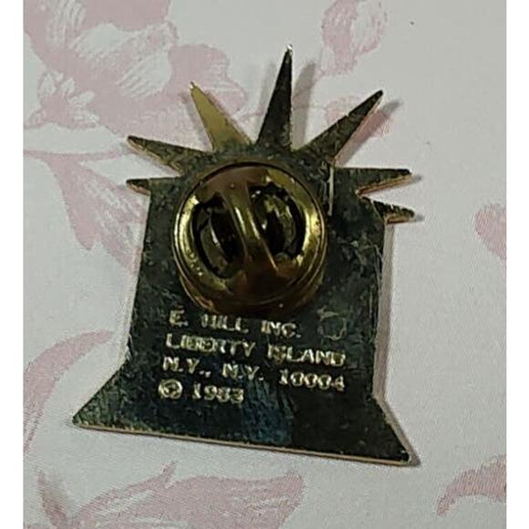 Aid Association for Lutherans 1983 Signed Statue of Liberty American Flag Pin - Picture 2 of 3